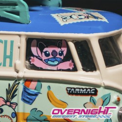 - PREORDER - Tarmac Works  Volkswagen Transporter T1Panel Van LILO & STITCH 2025 Escala 1/64 T64S-005-LS