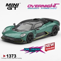 -PREORDER - Mini GT Aston Martin Valhalla Podium Green 2025 Escala 1/64 MGT01373-L