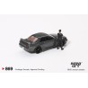 Mini GT Nissan Skyline Gt-R (R32) Nismo RHD con figura de Tsugio Matsuda Gunmetal Grey Escala 1/64 MGT00869rhd