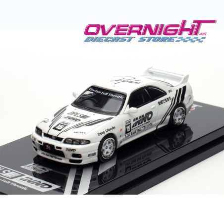 Inno64 Nissan Skyline Gt-R R33 DPLS x Inno64 Blanco y Negro TMCS 2025 Event Edition Escala 1/64 IN64-DPLS-R33-TMCS25