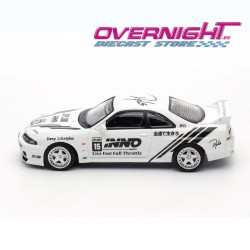 Inno64 Nissan Skyline Gt-R R33 DPLS x Inno64 Blanco y Negro TMCS 2025 Event Edition Escala 1/64 IN64-DPLS-R33-TMCS25