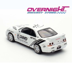 Inno64 Nissan Skyline Gt-R R33 DPLS x Inno64 Blanco y Negro TMCS 2025 Event Edition Escala 1/64 IN64-DPLS-R33-TMCS25
