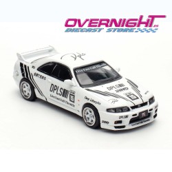 Inno64 Nissan Skyline Gt-R R33 DPLS x Inno64 Blanco y Negro TMCS 2025 Event Edition Escala 1/64 IN64-DPLS-R33-TMCS25