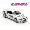 Inno64 Nissan Skyline Gt-R R33 DPLS x Inno64 Blanco y Negro TMCS 2025 Event Edition Escala 1/64 IN64-DPLS-R33-TMCS25